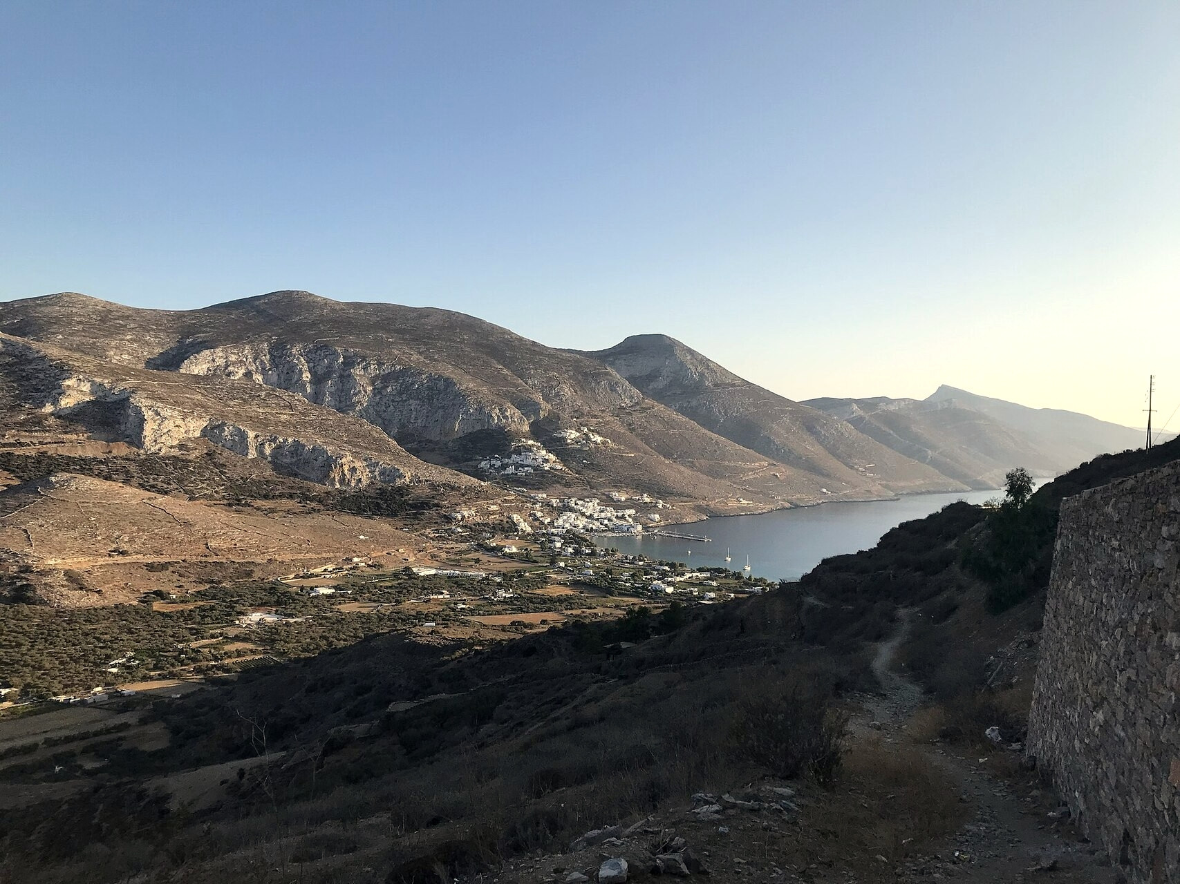 The bay of Aegiali seen from the heights of Tholaria - Amorgos, Cyclades - Greece © Zde / Wikimedia (CC BY-SA 4.0)