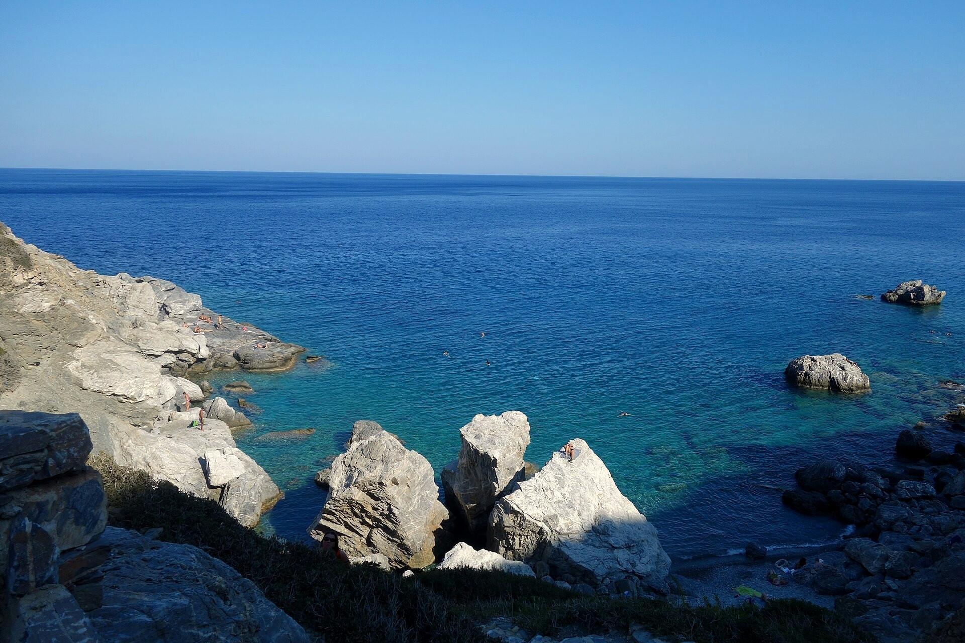 The cove of Agia Anna with the waters of The Big Blue - Amorgos, Cyclades - Greece © Zde / Wikimedia (CC BY-SA 4.0)
