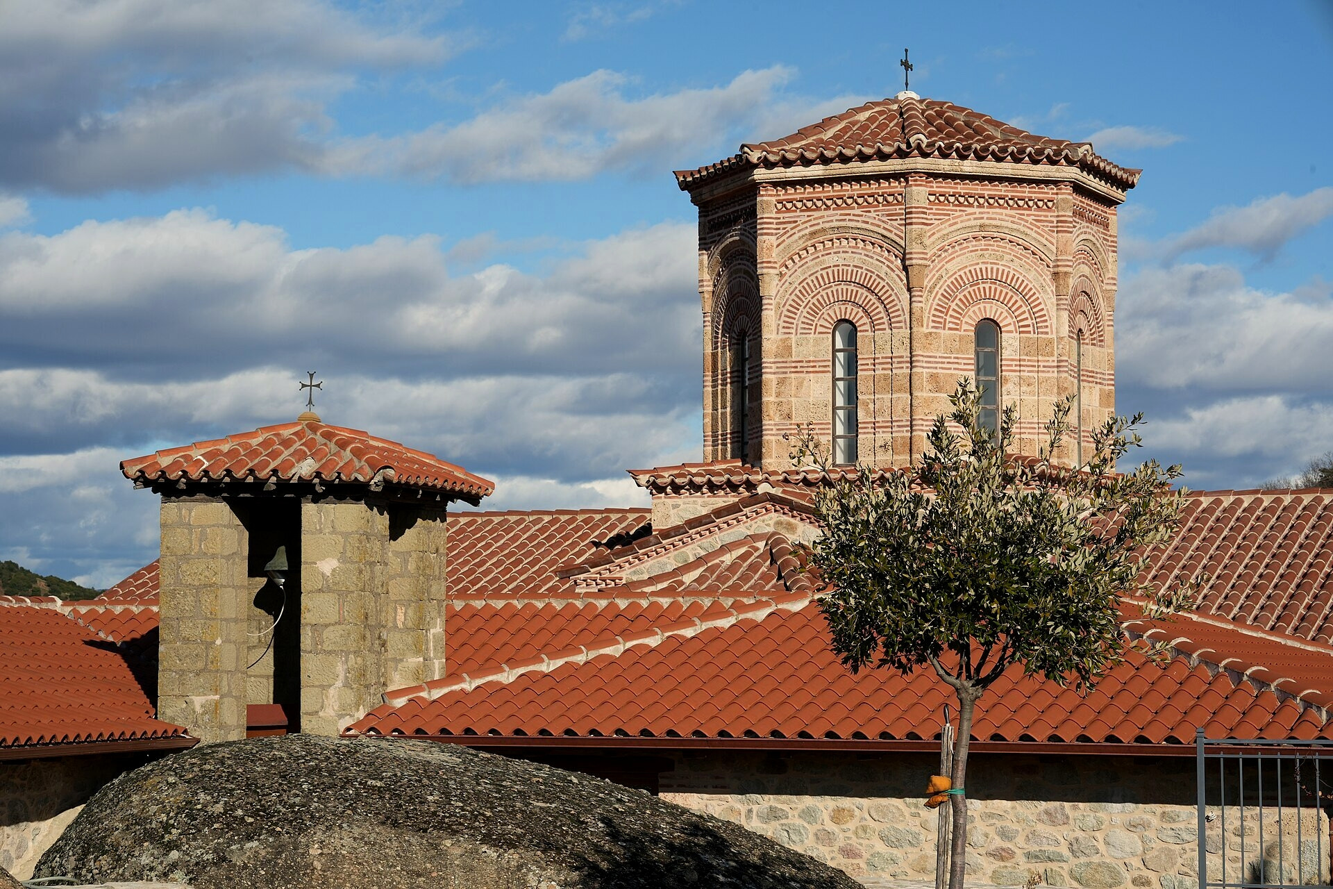 © Sadopaul, Wikimedia Commons (CC BY-SA 4.0) Byzantine church of the Holy Trinity monastery (Agia Triada) - Meteora, Greece © Sadopaul / Wikimedia (CC BY-SA 4.0)