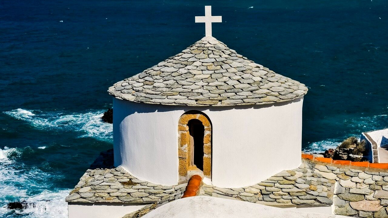 Église d'\''Agios Ioannis sto Kastri au bord de la mer - Skopelos, Grèce