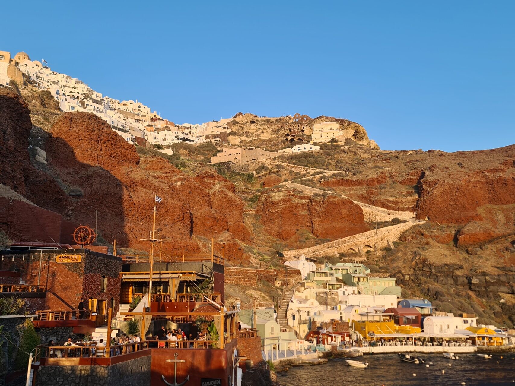 The harbour of Ammoudi at the foot of the Oia cliffs - Santorini, Cyclades - Greece © Anthony Baratier / Wikimedia (CC BY-SA 4.0)