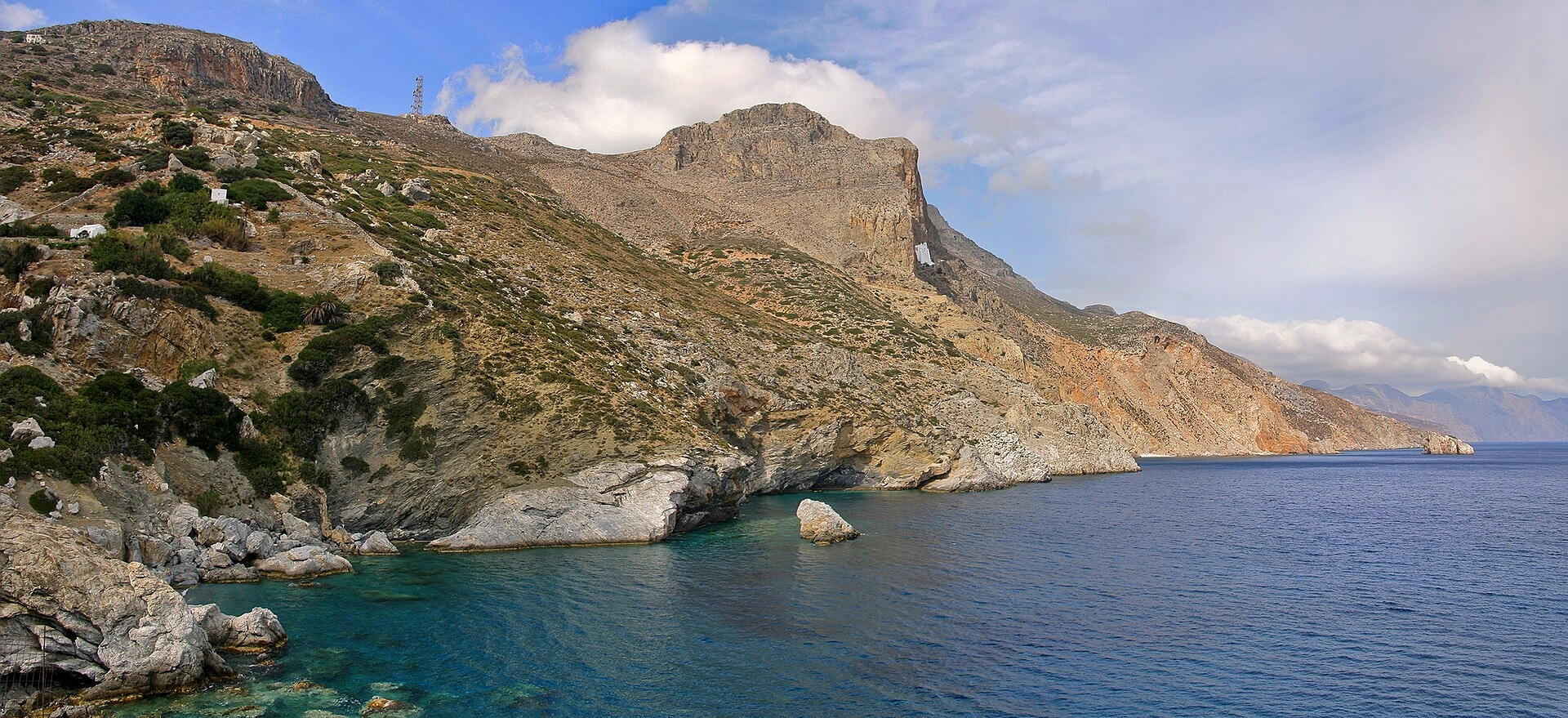 The east coast of Amorgos plunging into the Aegean Sea - Cyclades - Greece © Martin Kraft / Wikimedia (CC BY-SA 3.0)