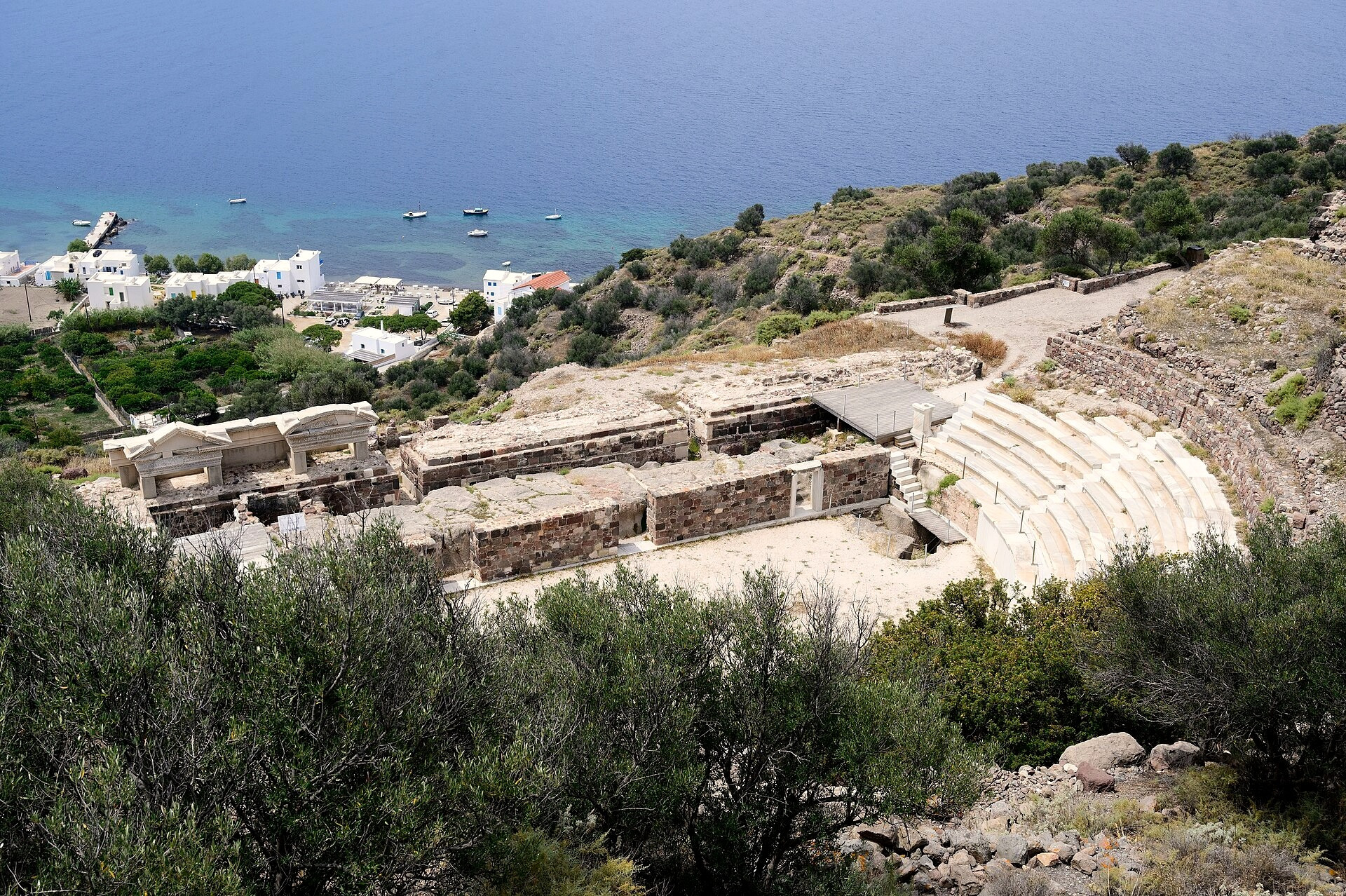Ancient Roman theatre of Milos facing the sea - Cyclades - Greece © Zde / Wikimedia (CC BY-SA 4.0)