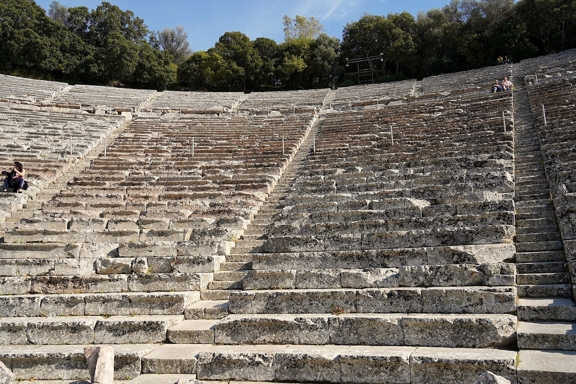 The ancient theatre of Epidaurus in spring - Peloponnese - Greece © TimeTravelRome / Wikimedia (CC BY 2.0)