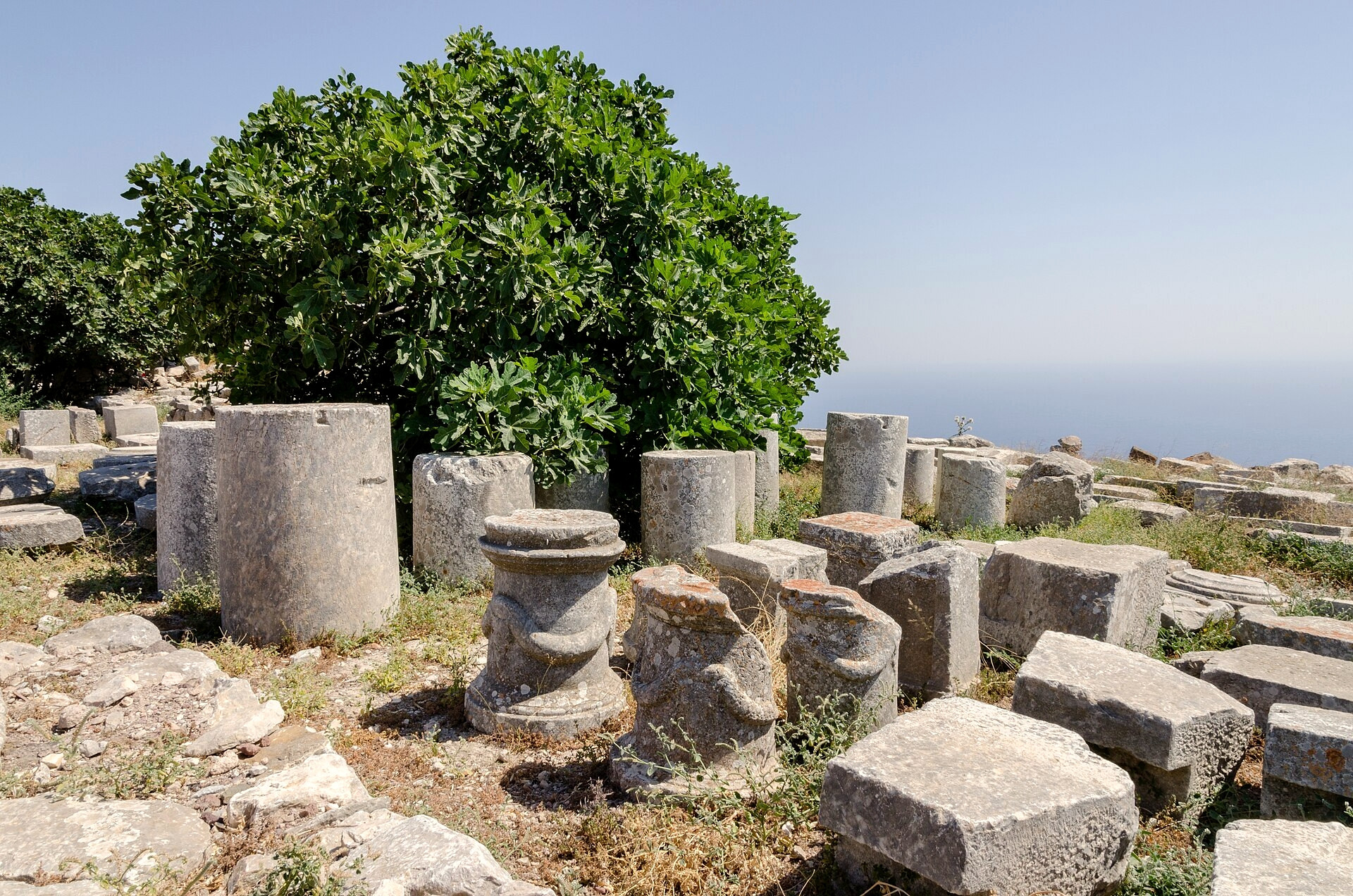 Ruins of ancient Thera on Mesa Vouno - Santorini, Cyclades - Greece © Norbert Nagel / Wikimedia (CC BY-SA 3.0)