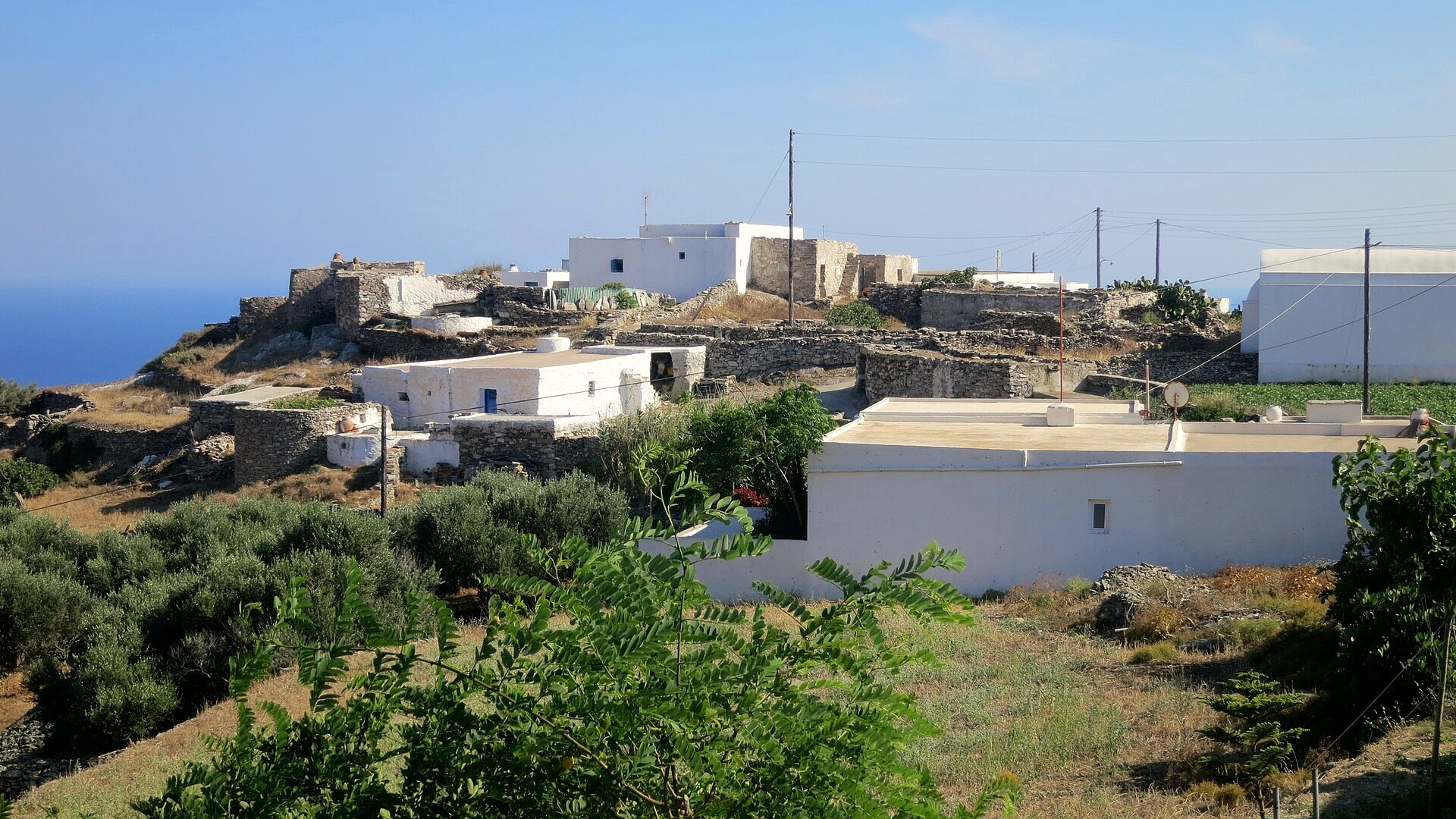 Maisons blanches du village d'Ano Meria au-dessus de la mer - Folégandros, Cyclades - Grèce © Zde / Wikimedia (CC BY-SA 4.0)