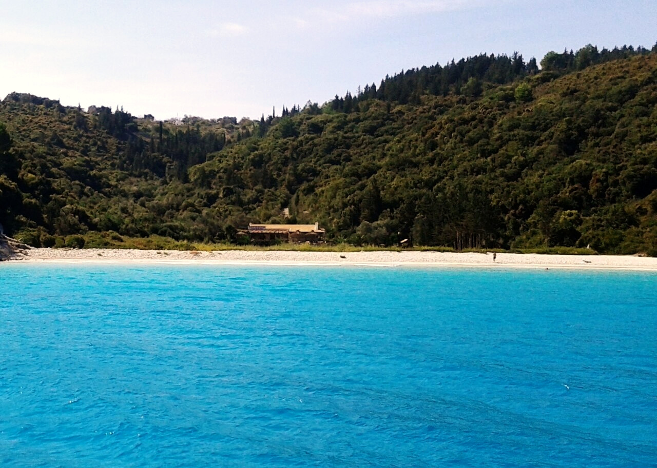 Turquoise waters of a beach on Antipaxos - Ionian Islands - Greece © Andriana Karbouni / Wikimedia (CC BY-SA 4.0)