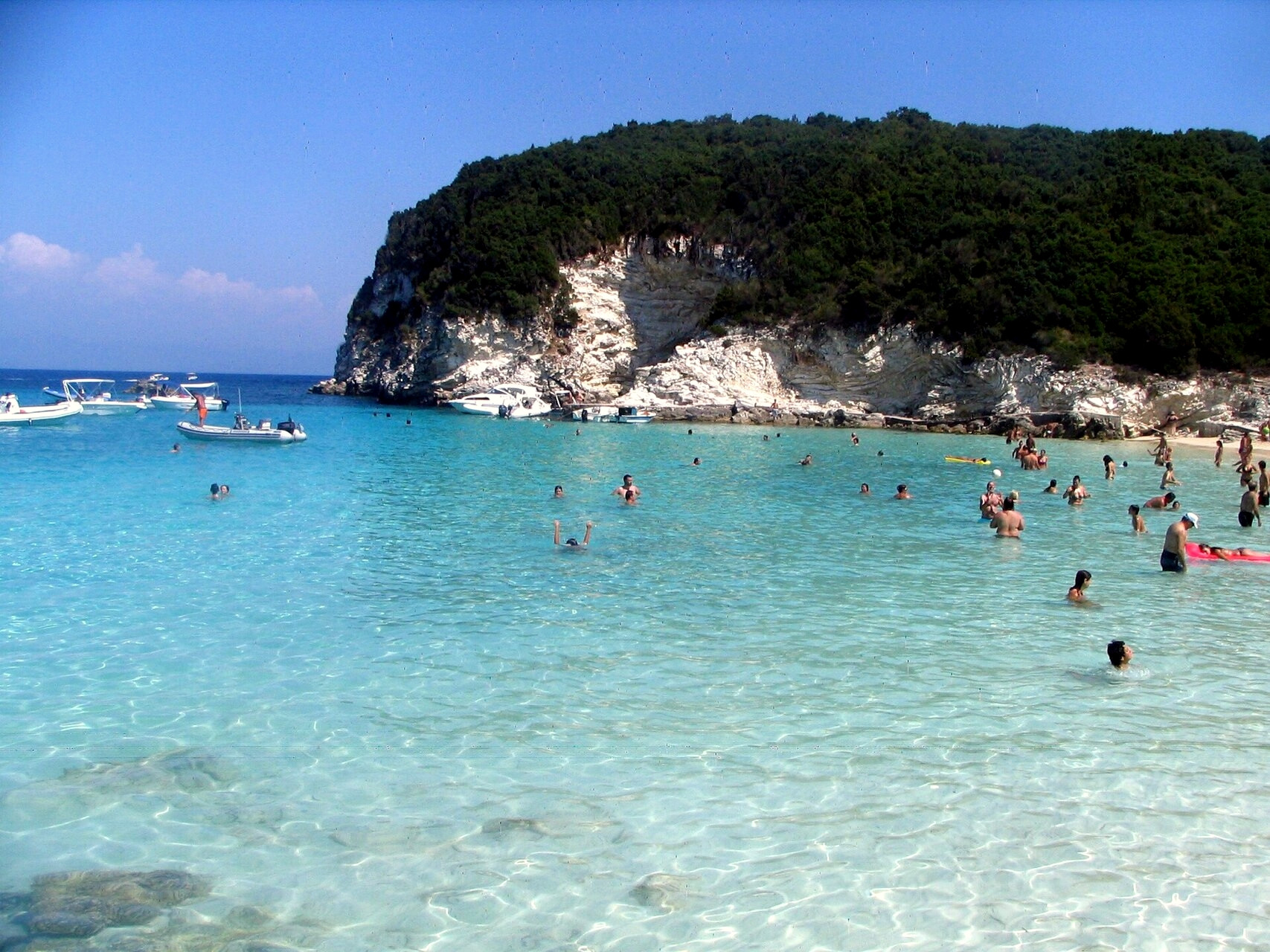 The turquoise waters of Vrika beach - Antipaxos, Ionian Islands - Greece © Bogdan Giuşcă / Wikimedia (CC BY-SA 2.5)