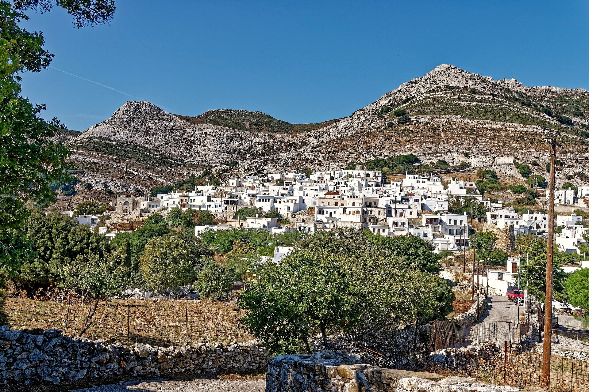 The marble village of Apeiranthos on the mountainside - Naxos, Cyclades - Greece © Holger Uwe Schmitt / Wikimedia (CC BY-SA 4.0)