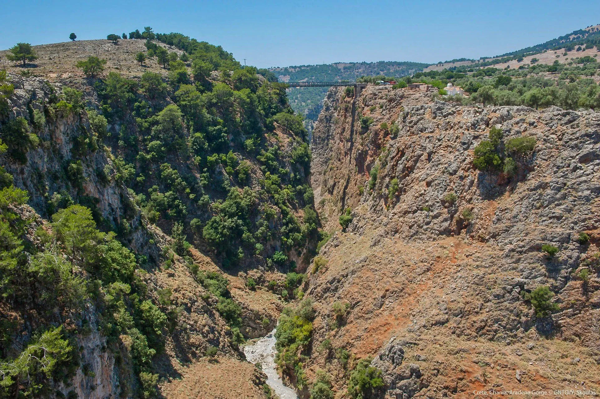 Gorges d'Aradena aux falaises abruptes et vegetees - Chania Crete