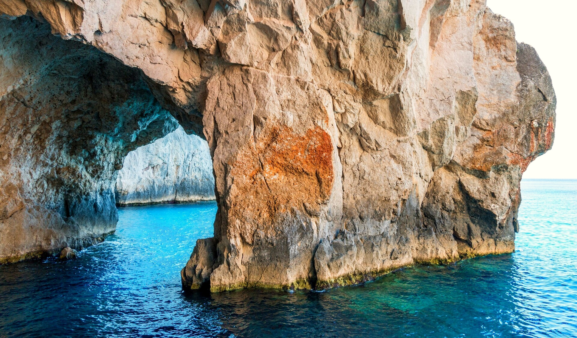 Sea arch of the blue caves at Cape Skinari - Zakynthos, Ionian Islands - Greece © Lubomir Mihalik / Wikimedia (CC BY 3.0)