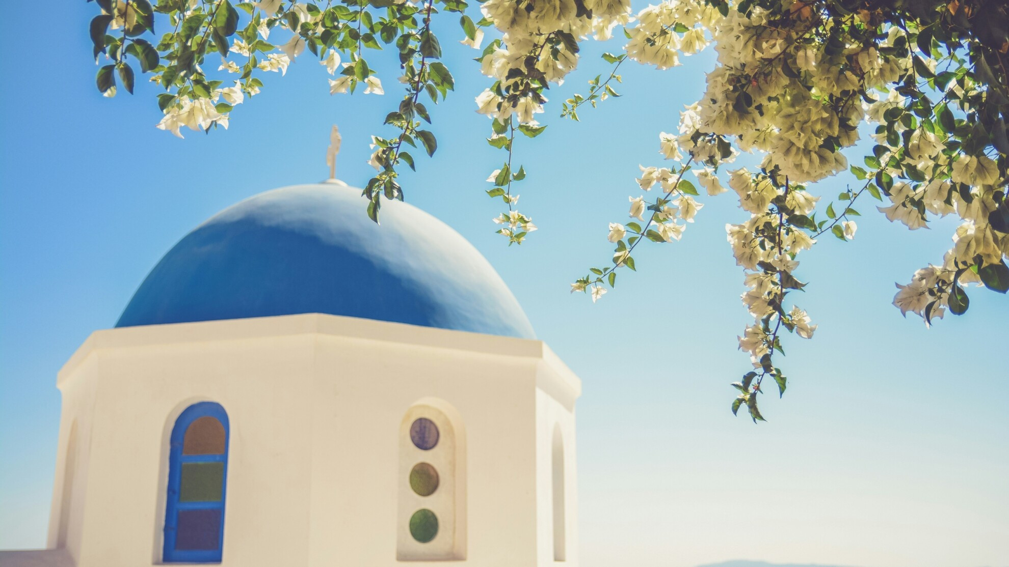 Dôme bleu et bougainvilliers blancs - Santorin - Grèce
