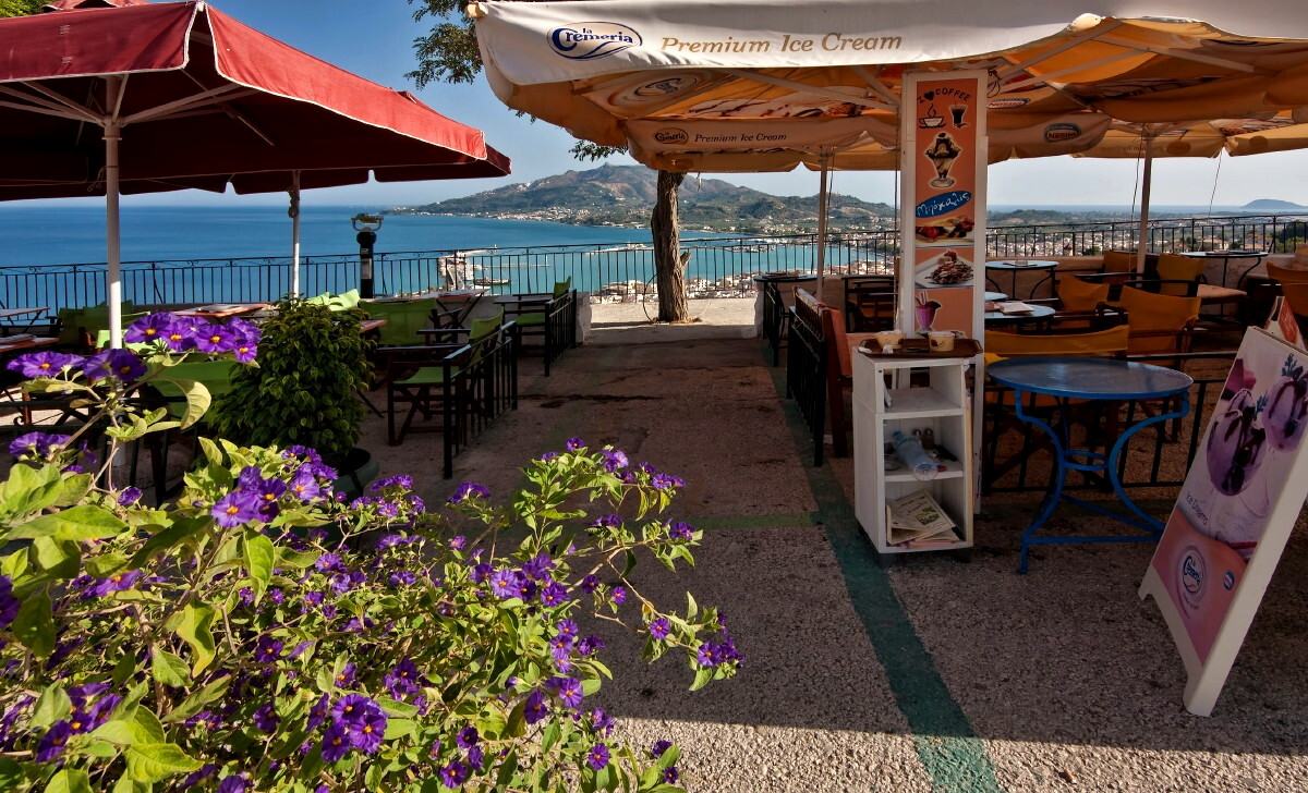 Terrace overlooking the bay of Zakynthos town - Bochali, Ionian Islands - Greece © Paul Lakin / Wikimedia (CC BY 3.0)