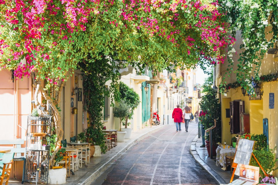 Ruelle fleurie du quartier de Plaka - Athènes - Grèce