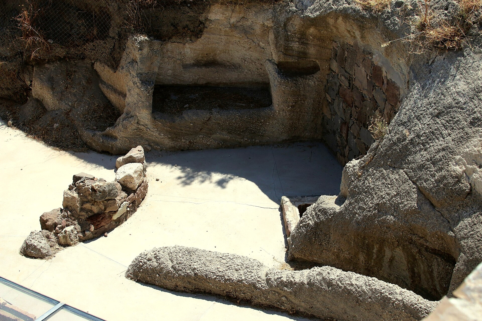 Burial chambers cut into the rock at the catacombs of Milos - Cyclades - Greece © Zde / Wikimedia (CC BY-SA 4.0)