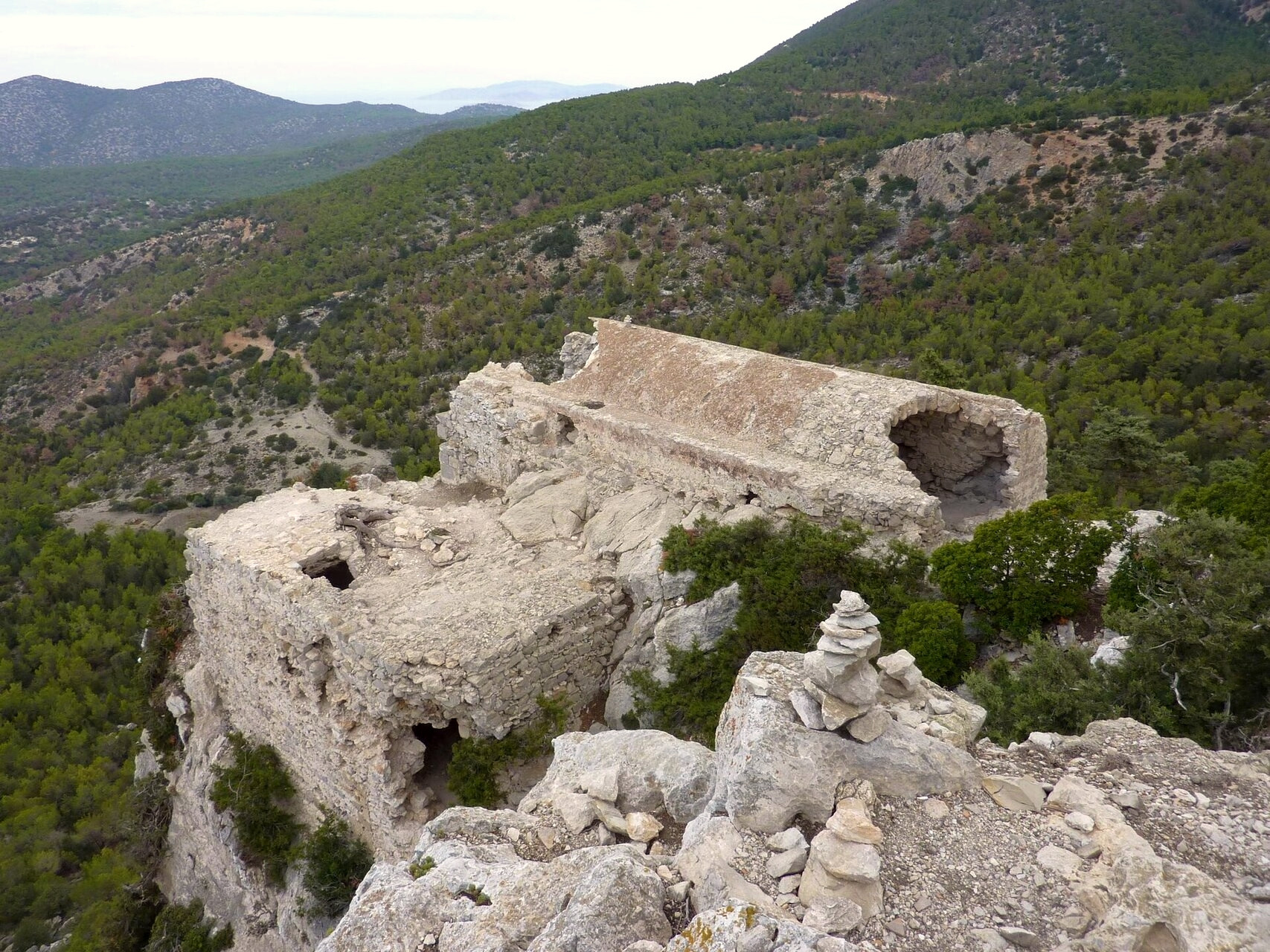 The castle of Monolithos perched on its rock above the pines - Rhodes, Dodecanese - Greece © Chris06 / Wikimedia (CC BY-SA 4.0)