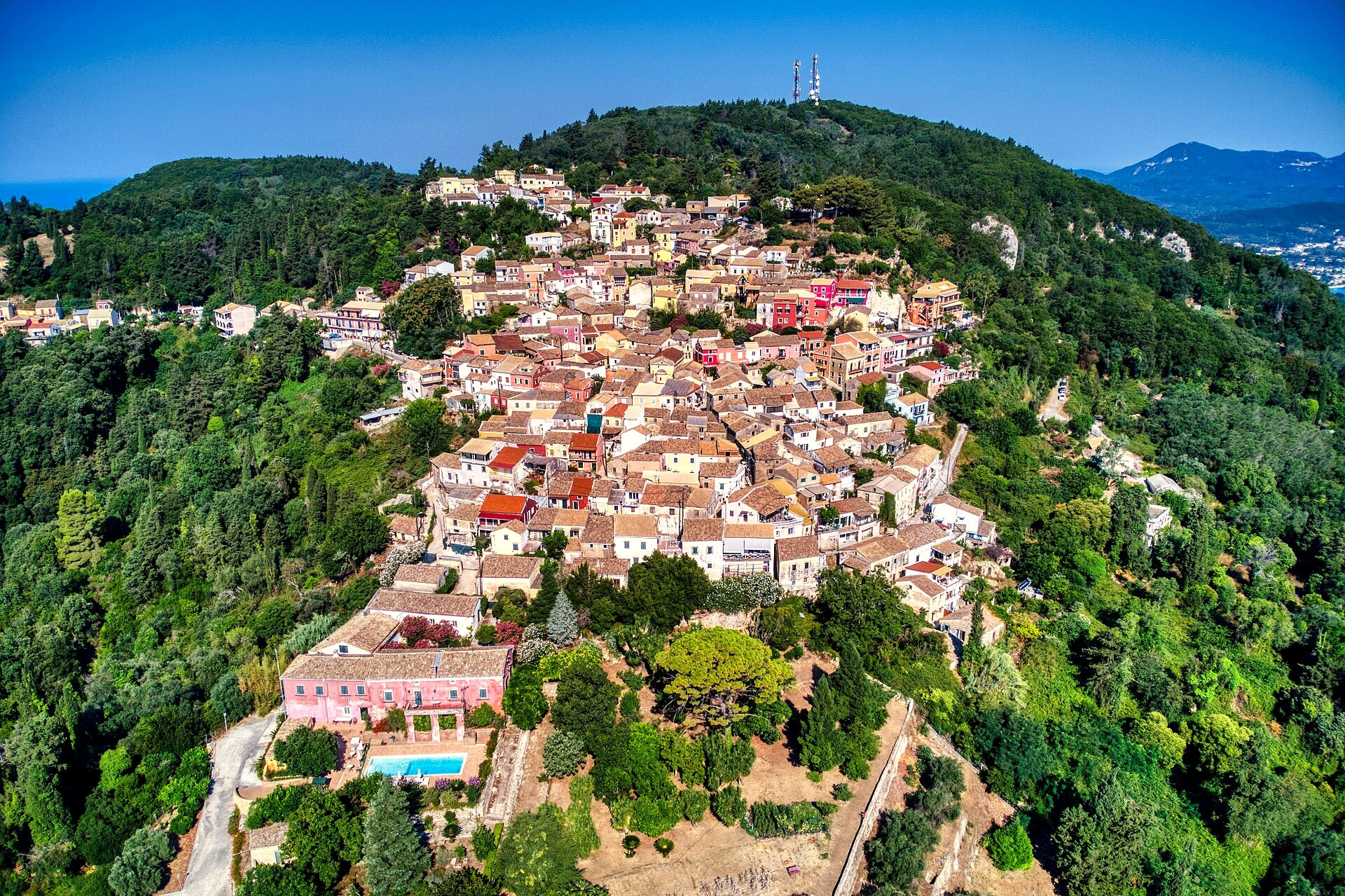 © Hagai Agmon-Snir, Wikimedia Commons (CC BY-SA 4.0) The hilltop village of Chlomos on its green hill - Corfu, Ionian Islands - Greece © Hagai Agmon-Snir / Wikimedia (CC BY-SA 4.0)
