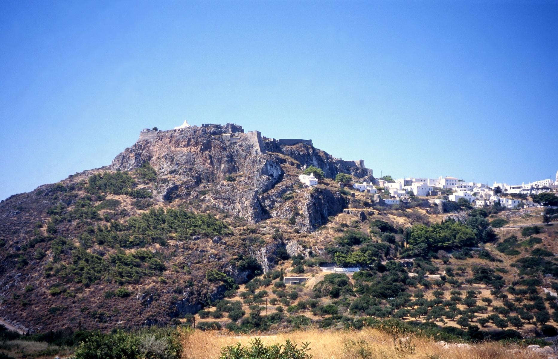 Chora and its perched Venetian kastro - Kythira, Ionian Islands - Greece © Ingo Mehling / Wikimedia (CC BY-SA 3.0)