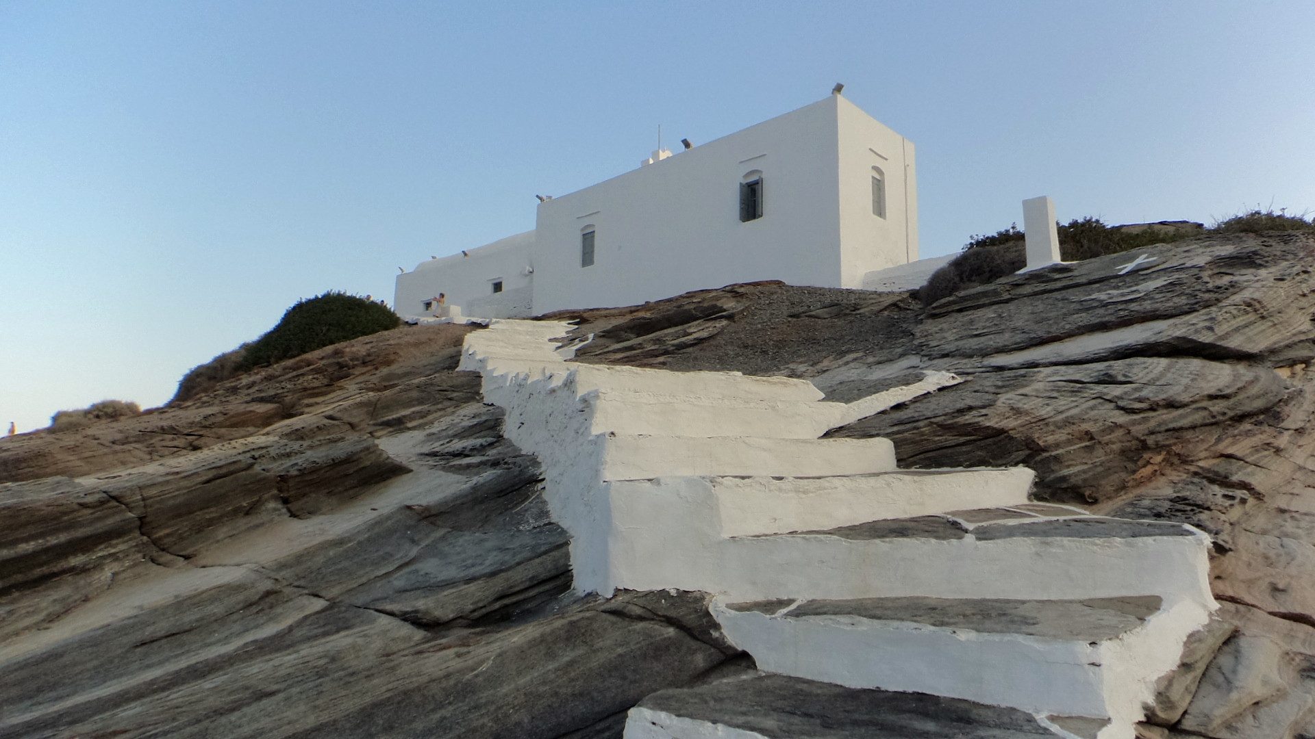 Chrysopigi monastery on its rocky promontory - Sifnos, Cyclades - Greece © Konalouisa / Wikimedia (CC BY-SA 4.0)