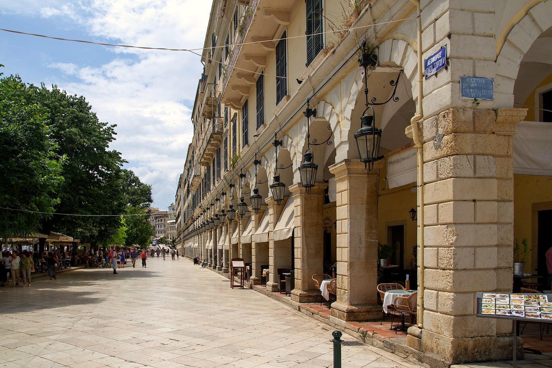 The Venetian arcades of the Liston in the old town of Kerkyra - Corfu - Greece © Maksym Kozlenko / Wikimedia (CC BY-SA 4.0)