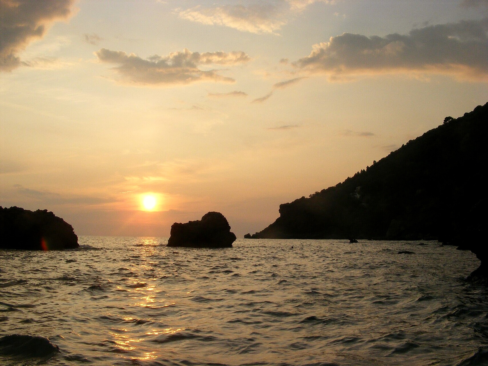 Sunset over the cove of Myrtiotissa - Corfu - Greece © maczopikczu / Wikimedia (CC BY 3.0)