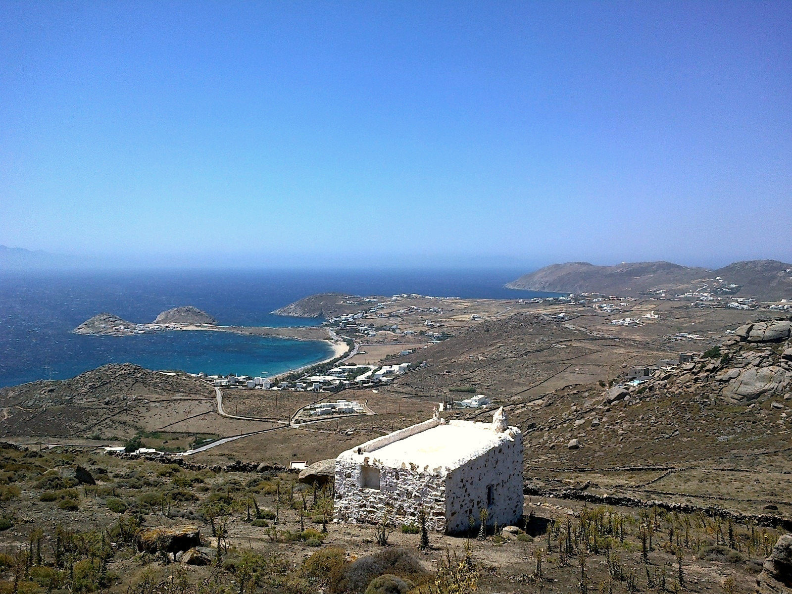 White chapel overlooking a Cyclades bay - Aegean Sea - Greece © René Boulay / Wikimedia (CC BY-SA 3.0)