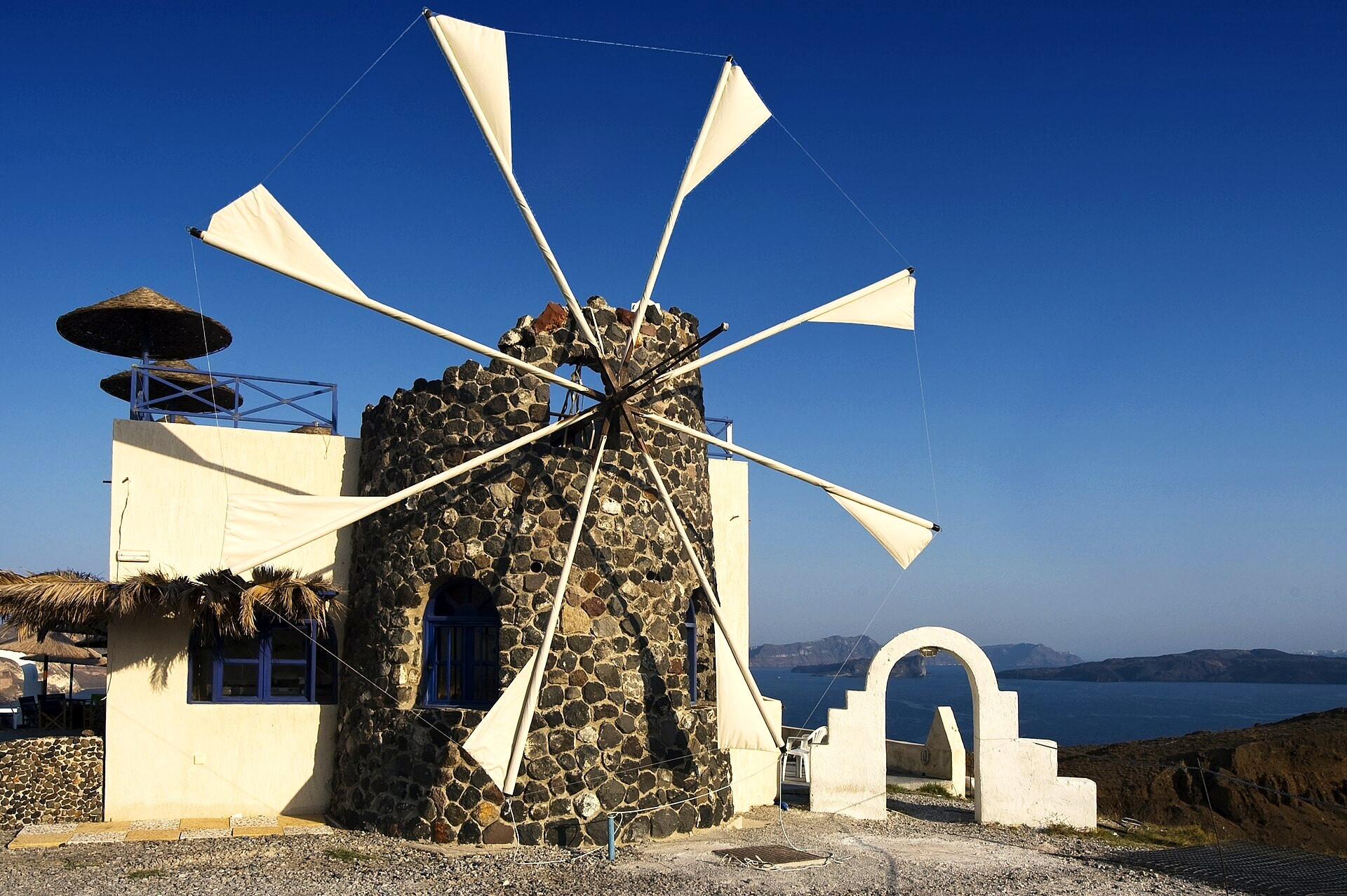 Traditional windmill facing the Aegean Sea - Cyclades - Greece © Wolfgang Staudt / Wikimedia (CC BY 2.0)