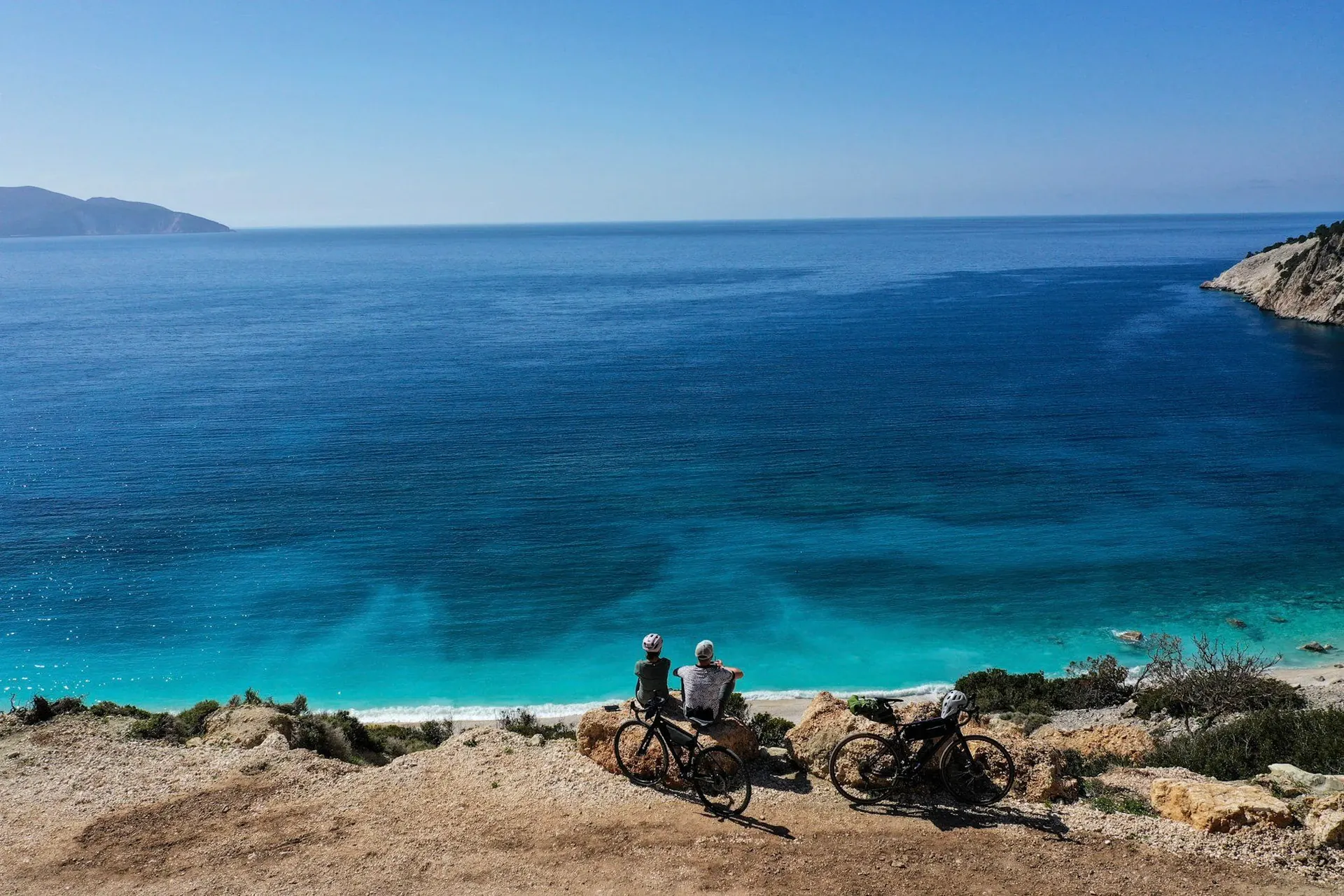 Cyclistes sur sentier côtier méditerranéen