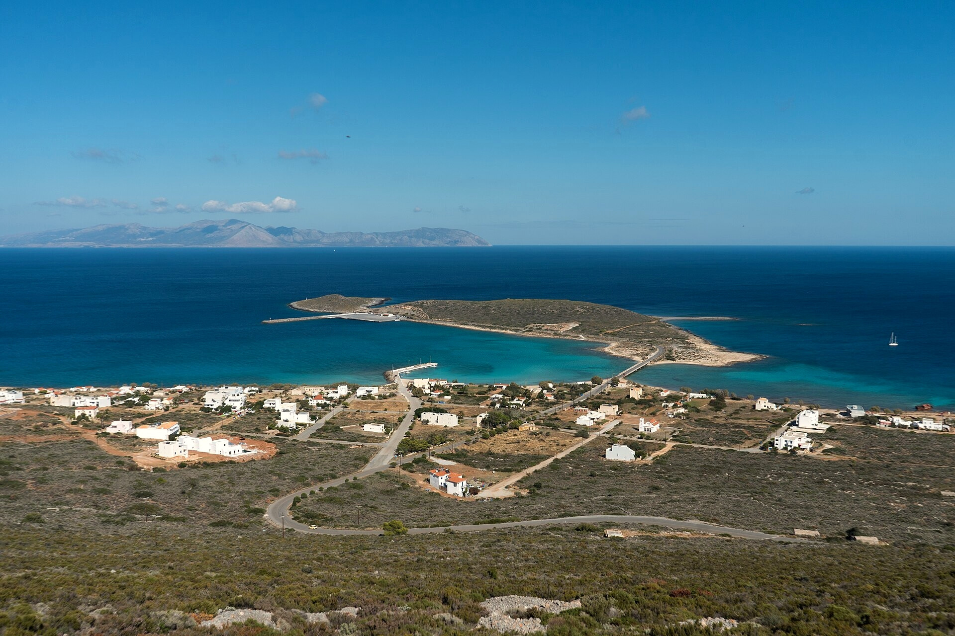 The port of Diakofti and its turquoise bay - Kythira, Ionian Islands - Greece © Alexey Komarov / Wikimedia (CC BY-SA 4.0)
