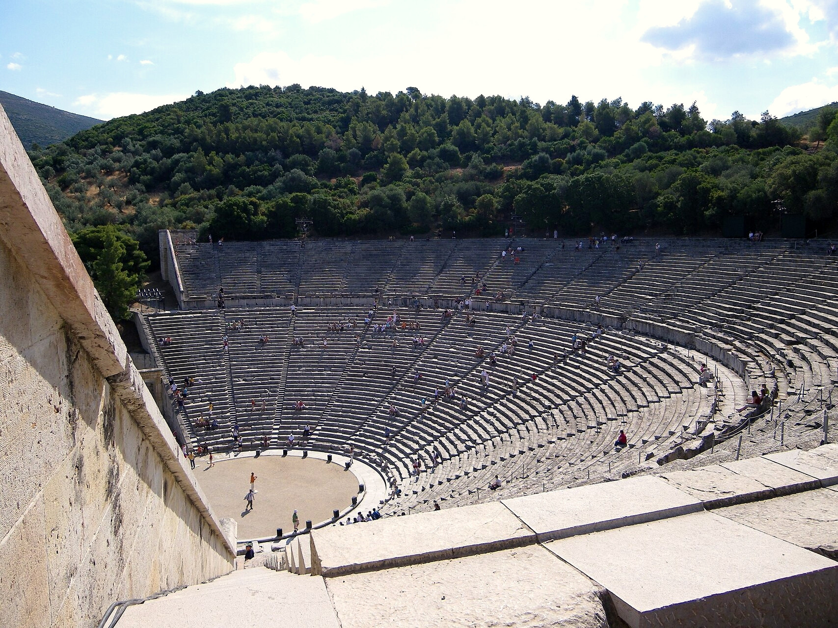 The ancient theatre of Epidaurus and its stone tiers - Peloponnese - Greece © Aristoboylos / Wikimedia (CC BY-SA 4.0)