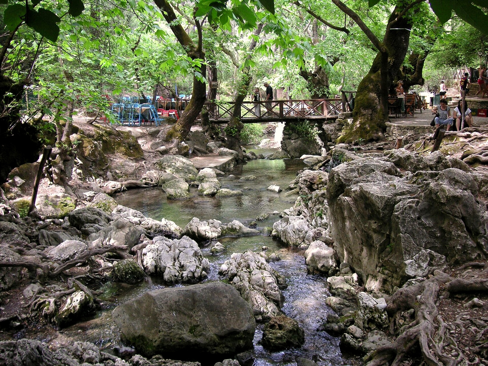 Footbridge over the shaded stream at Epta Piges, the Seven Springs - Rhodes, Dodecanese - Greece © Nikater / Wikimedia (CC BY-SA 3.0)