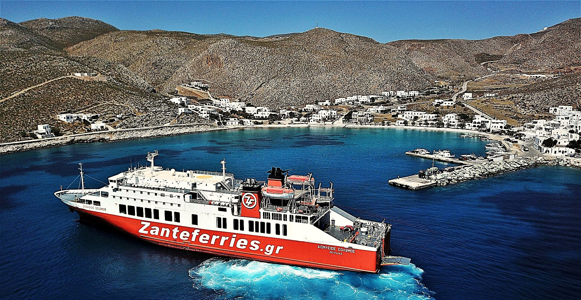 © Zanteferries, Wikimedia Commons (CC BY-SA 4.0) Ferry serving Folegandros in a Cycladic harbour - Greece © Zanteferries / Wikimedia (CC BY-SA 4.0)