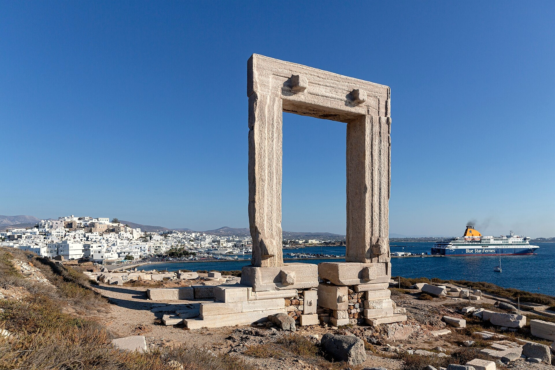 Ferry passing the Portara of Naxos - Naxos, Cyclades - Greece © Manfred Werner / Wikimedia (CC BY-SA 4.0)