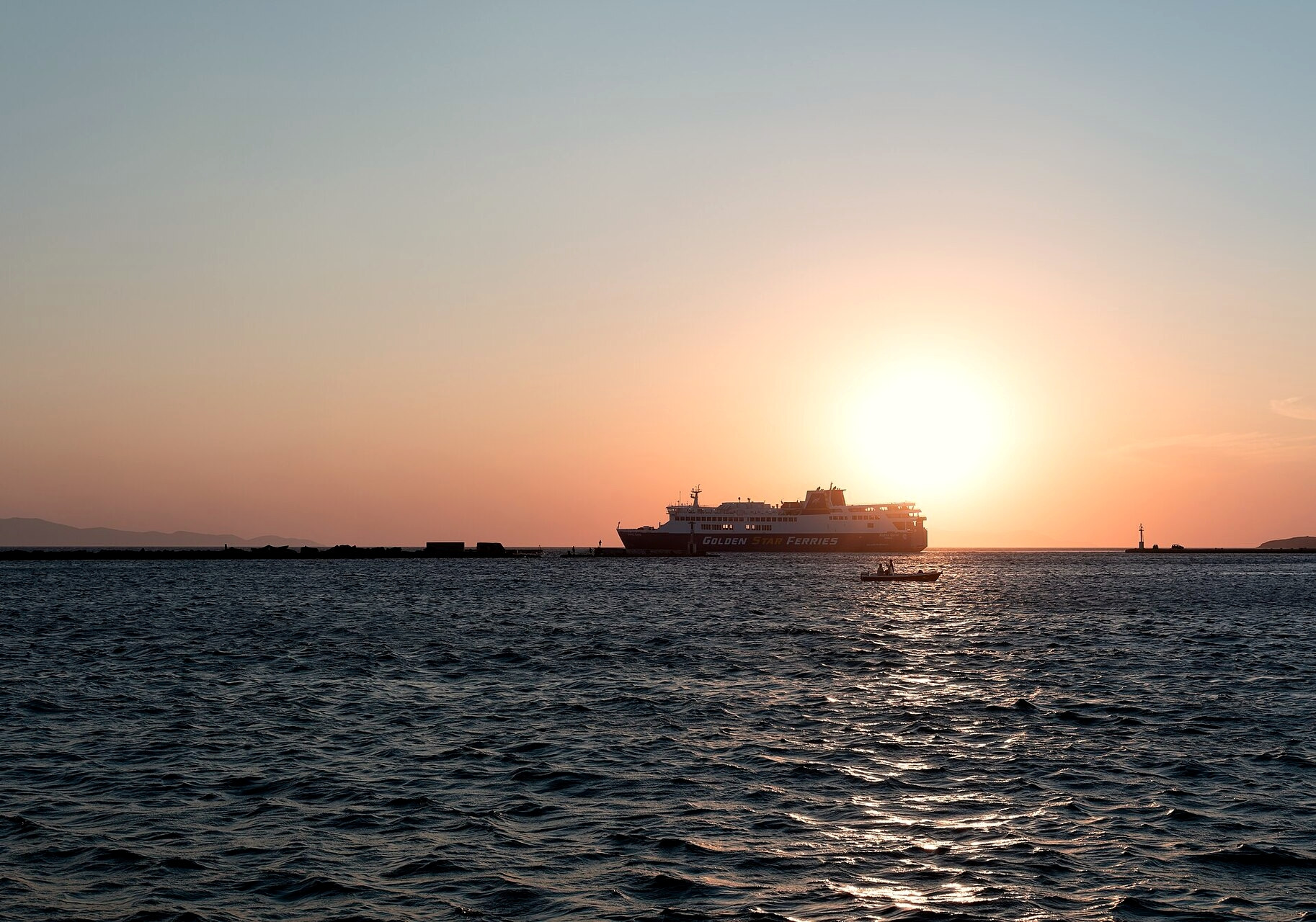 Ferry leaving a Cyclades harbour at sunset - Aegean Sea - Greece © Jules Verne Times Two / Wikimedia (CC BY-SA 4.0)