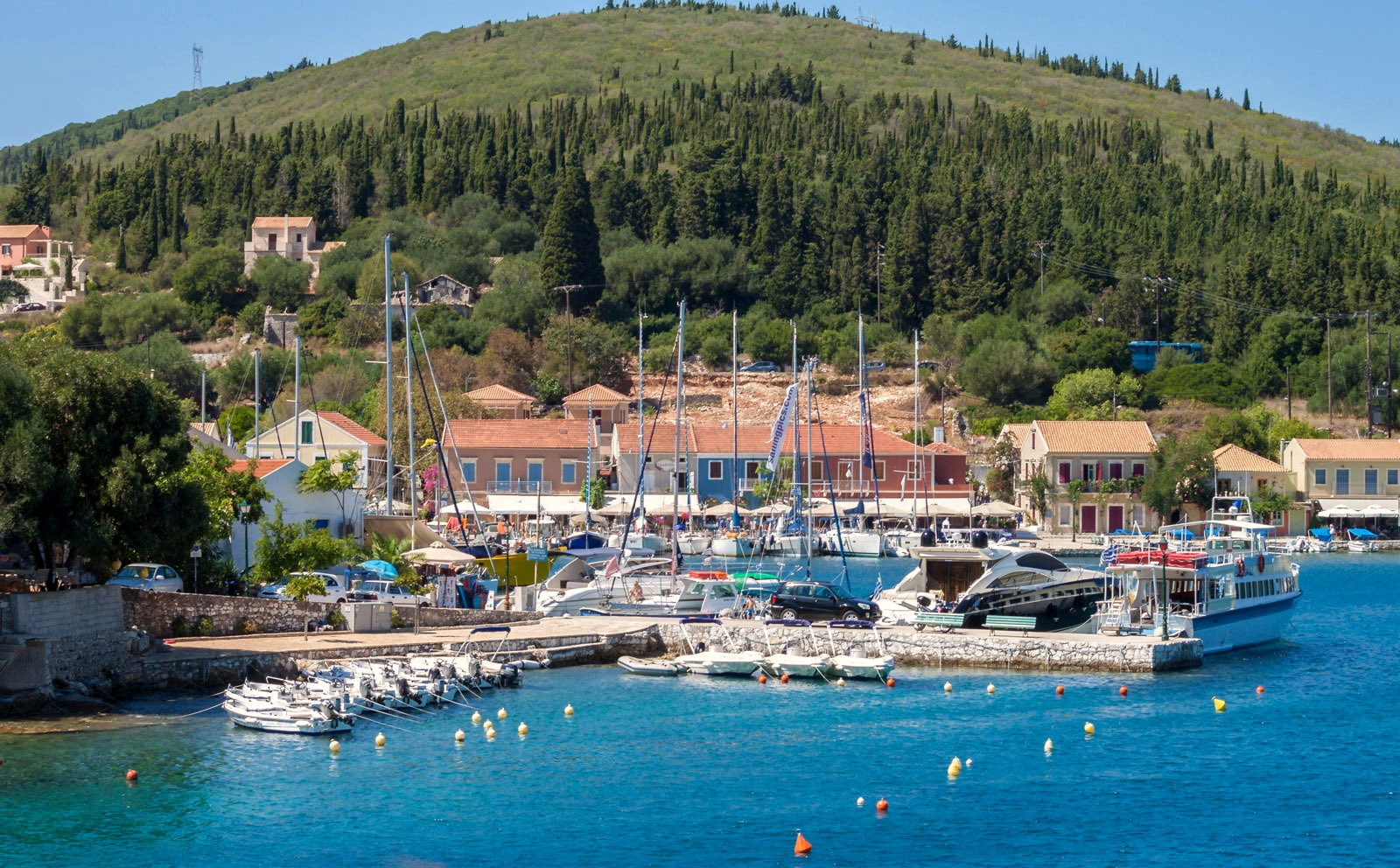 © Paul Lakin, Wikimedia Commons (CC BY 3.0) The harbour village of Fiskardo - Kefalonia - Greece © Paul Lakin / Wikimedia (CC BY 3.0)