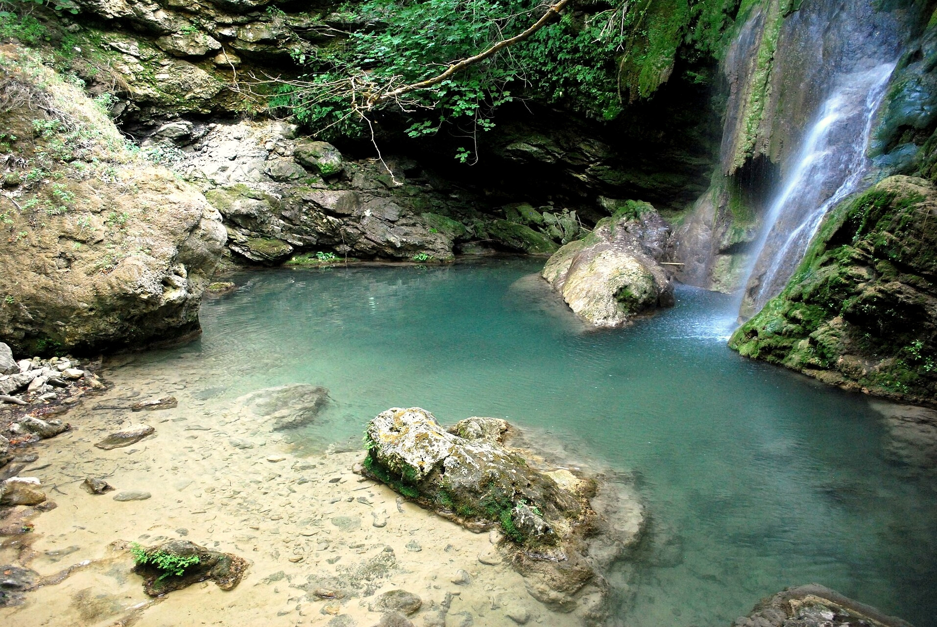 Fonissa waterfall in the Mylopotamos gorge - Kythira - Greece © Comzeradd / Wikimedia (CC BY-SA 3.0)