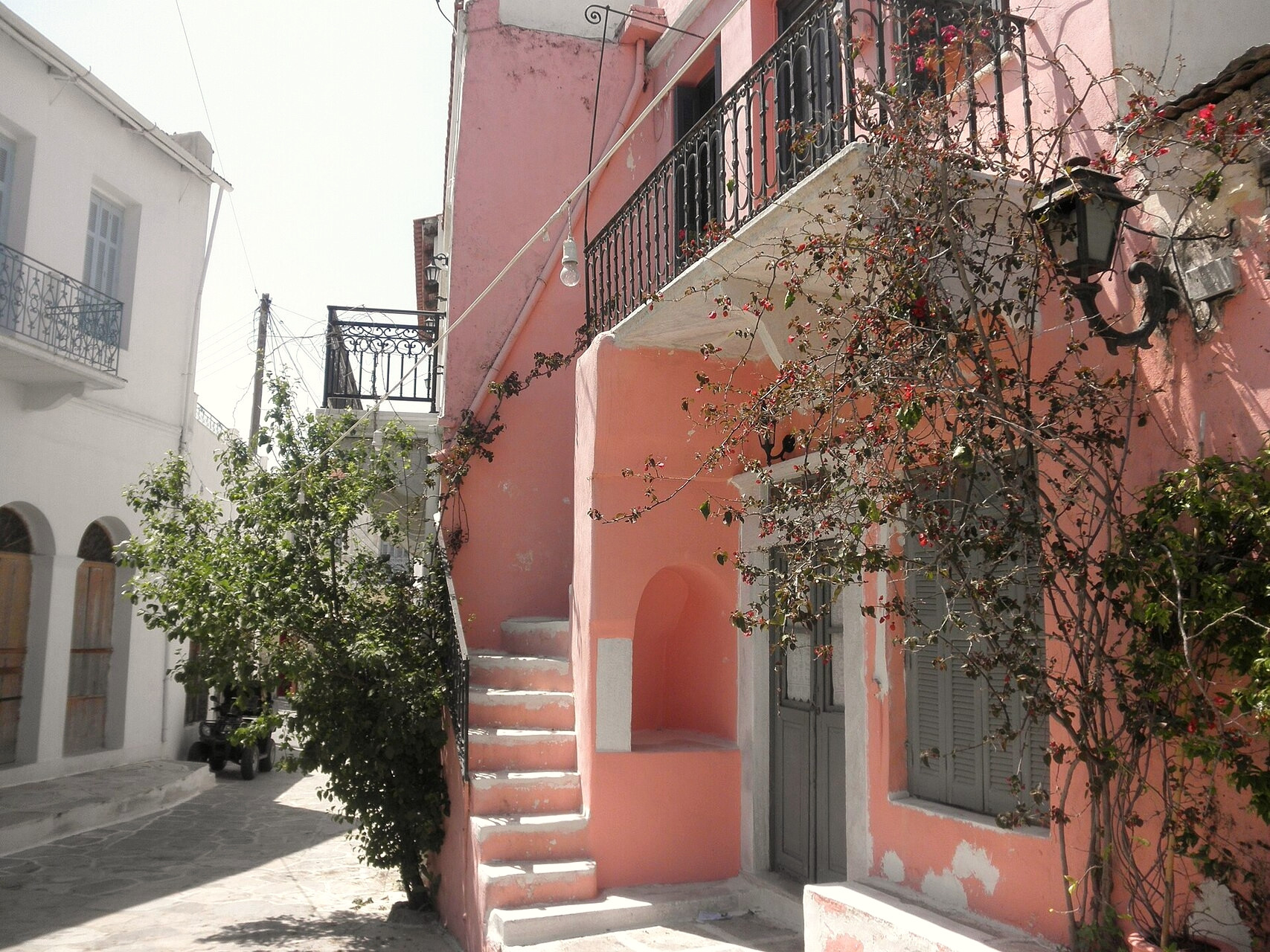 Neoclassical house in the lanes of Halki - Naxos, Cyclades - Greece © Agerontaki / Wikimedia (Attribution)