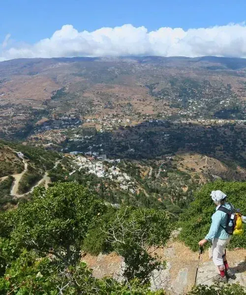 Randonneuse descendant du monastère Panachrantou avec vue sur les villages - Andros - Grèce © François Ribard