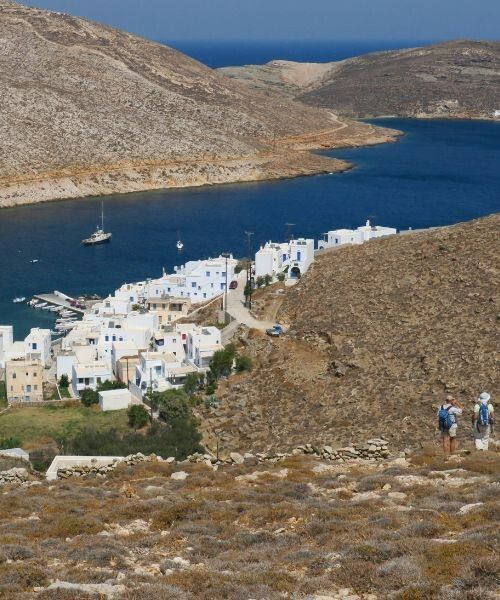 Randonneurs descendant vers Chora - Cyclades - Grèce