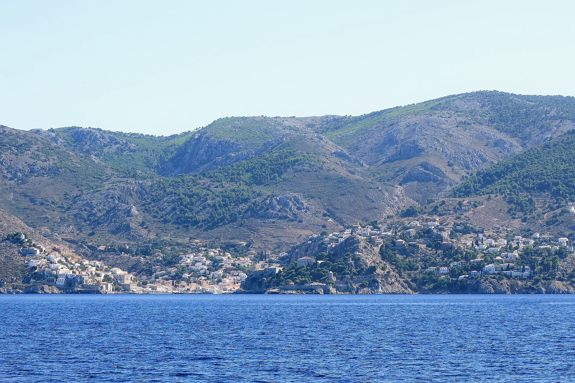 Arriving at Hydra by sea from Piraeus - Greece © Julien Seguinot / Wikimedia (CC BY-SA 2.0)