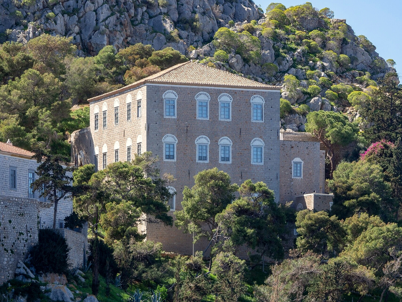 Stone shipowner's house, the Kountouriotis archontiko - Hydra, Greece © C. Messier / Wikimedia (CC BY-SA 4.0)