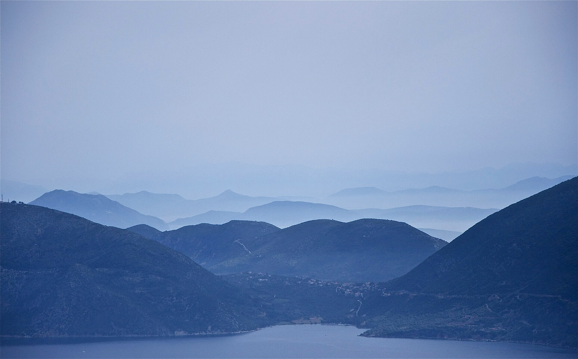 Hills of Ithaca in the morning mist - Ionian Islands - Greece © HettieKEF / Wikimedia (CC BY-SA 4.0)