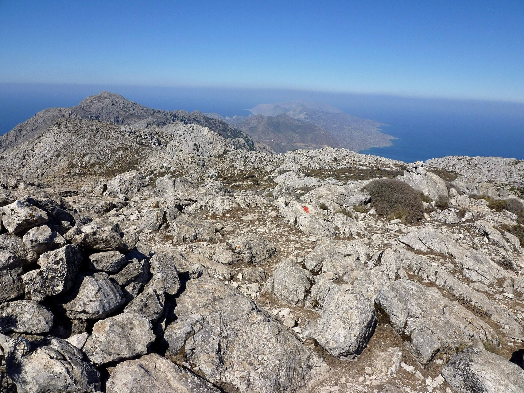 © Rosa-Maria Rinkl, Wikimedia Commons (CC BY-SA 4.0) Panorama from the summit of Mount Kali Limni - Karpathos, Dodecanese - Greece © Rosa-Maria Rinkl / Wikimedia (CC BY-SA 4.0)