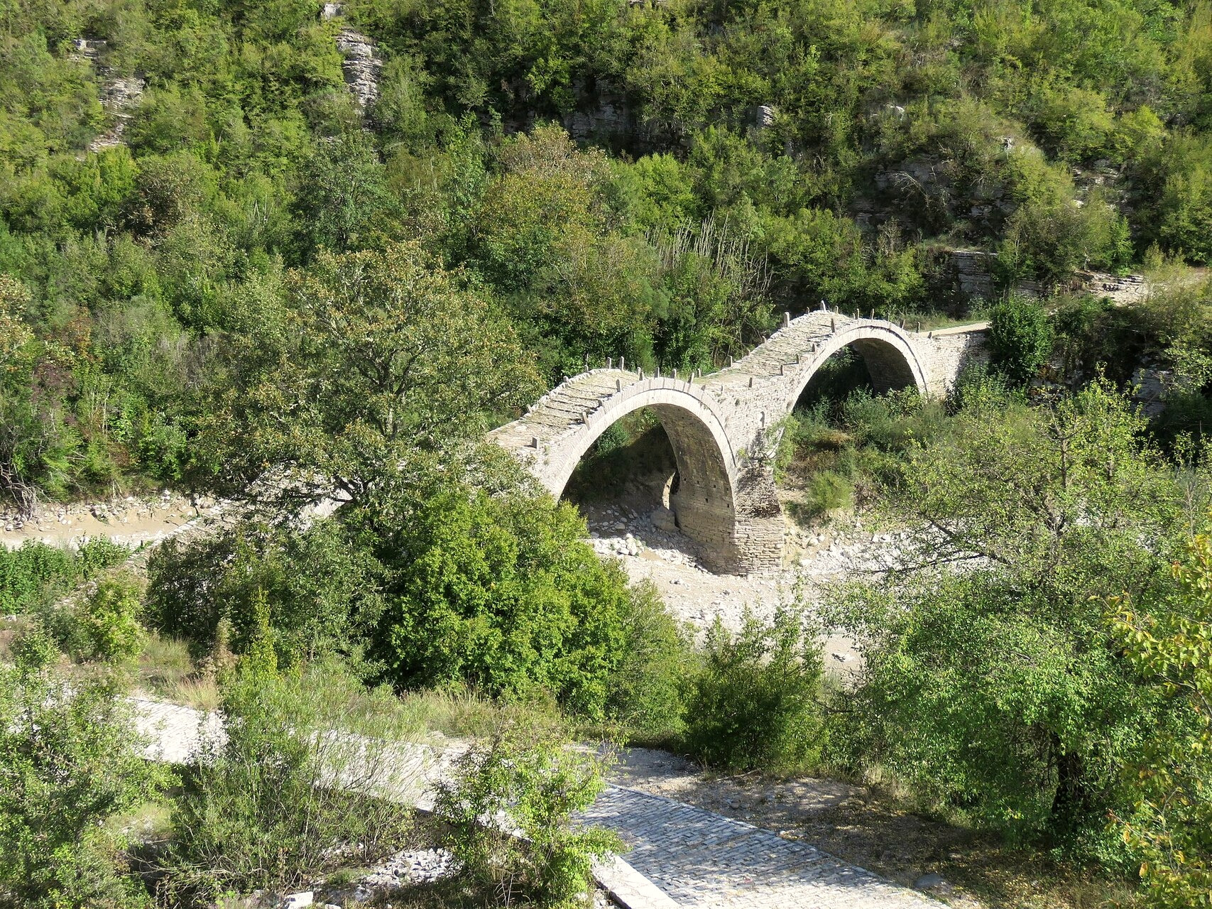 The multi-arched Ottoman stone bridge of Kalogeriko - Zagori, Epirus - Greece © Calistemon / Wikimedia (CC BY-SA 4.0)