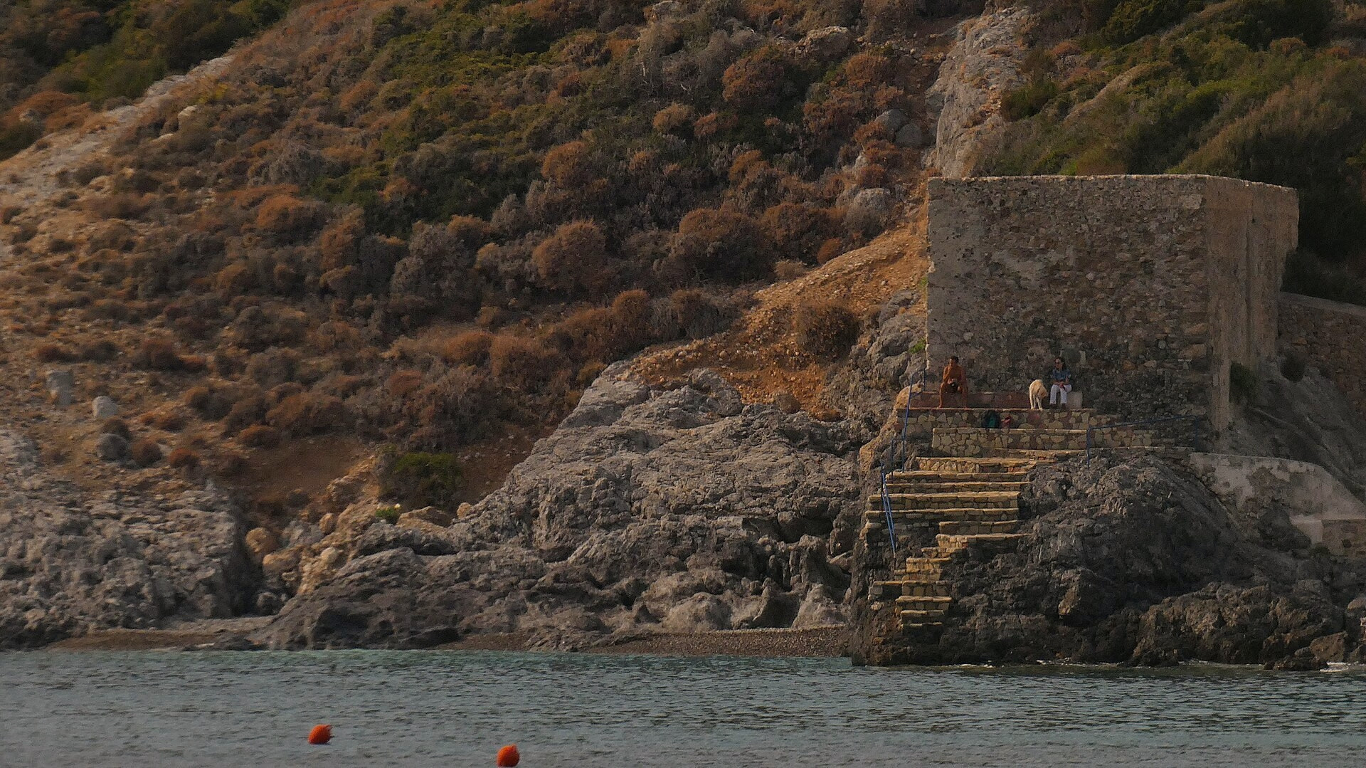 Kapsali and its Venetian promontory above the beach - Kythira - Greece © Dionisio Calucci / Wikimedia (CC BY-SA 4.0)