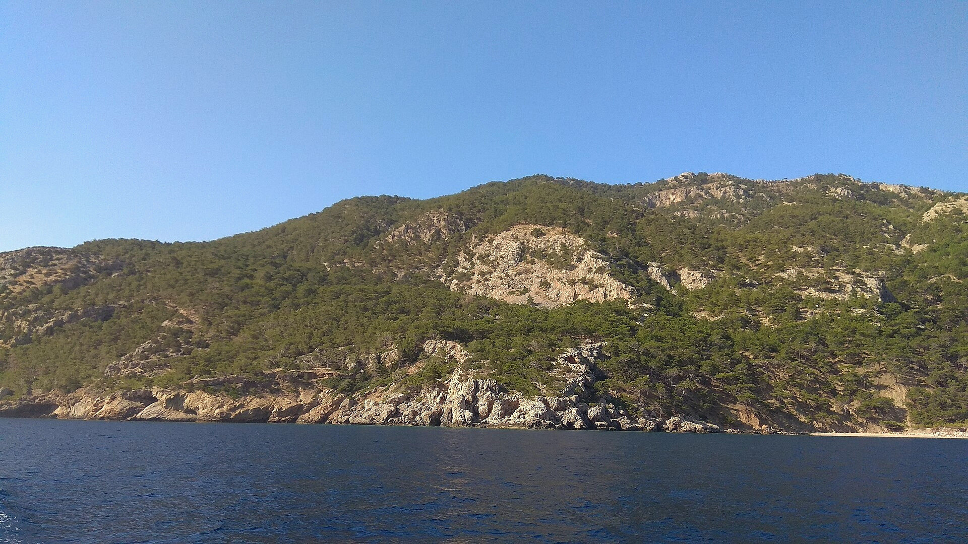 © DiDelv, Wikimedia Commons (CC BY-SA 4.0) Wild relief plunging into the Aegean along the paths - Karpathos, Dodecanese - Greece © DiDelv / Wikimedia (CC BY-SA 4.0)