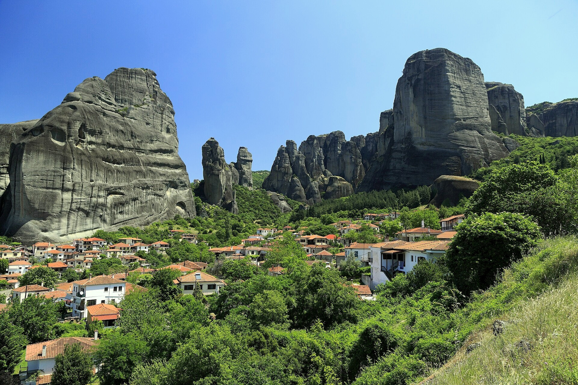 © Falk2, Wikimedia Commons (CC BY-SA 4.0) The village of Kastraki nestled at the foot of the Meteora pinnacles - Thessaly, Greece © Falk2 / Wikimedia (CC BY-SA 4.0)