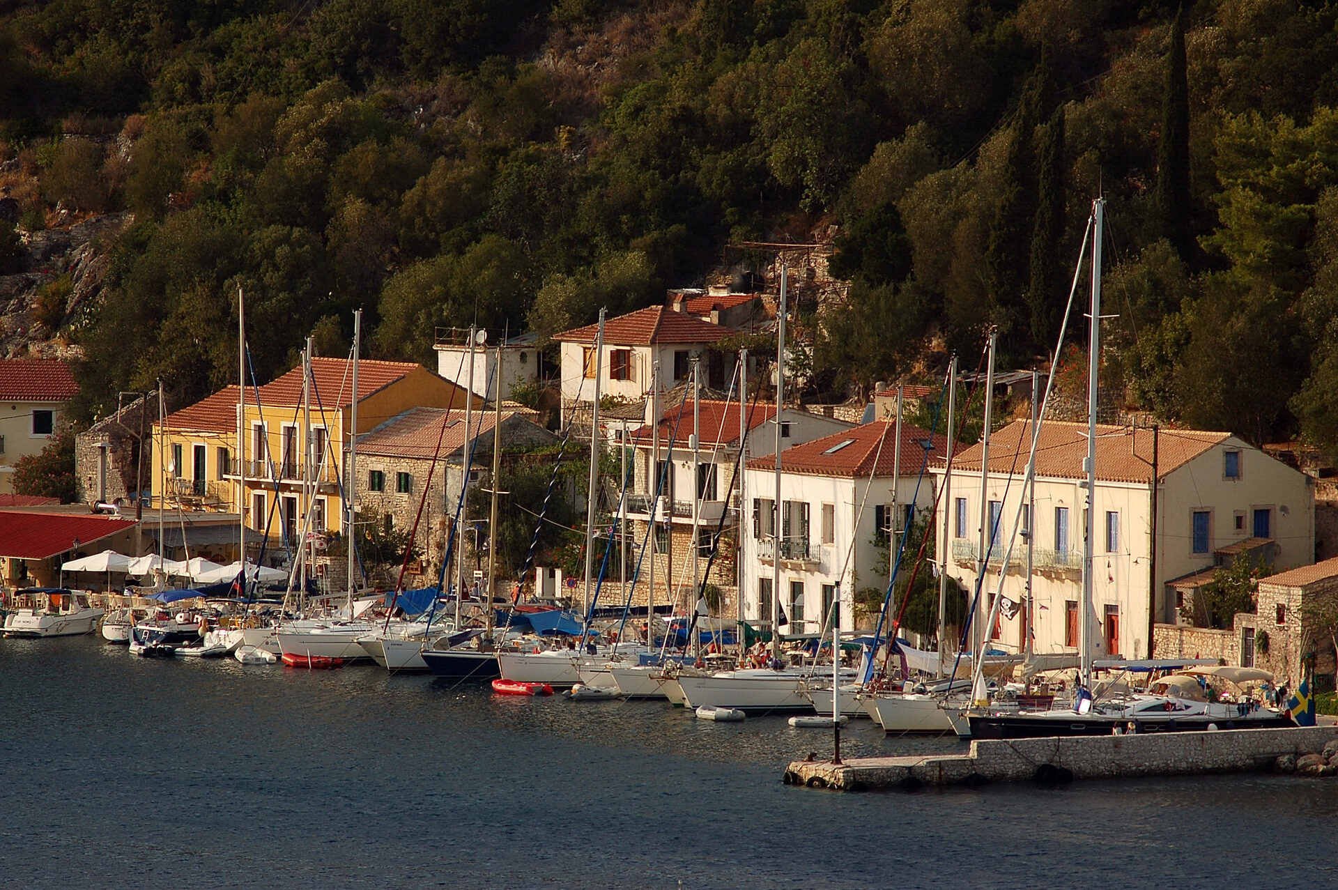 The fishing harbour of Kioni and its boats - Ithaca, Ionian Islands - Greece © Michael Paraskevas / Wikimedia (CC BY-SA 3.0)