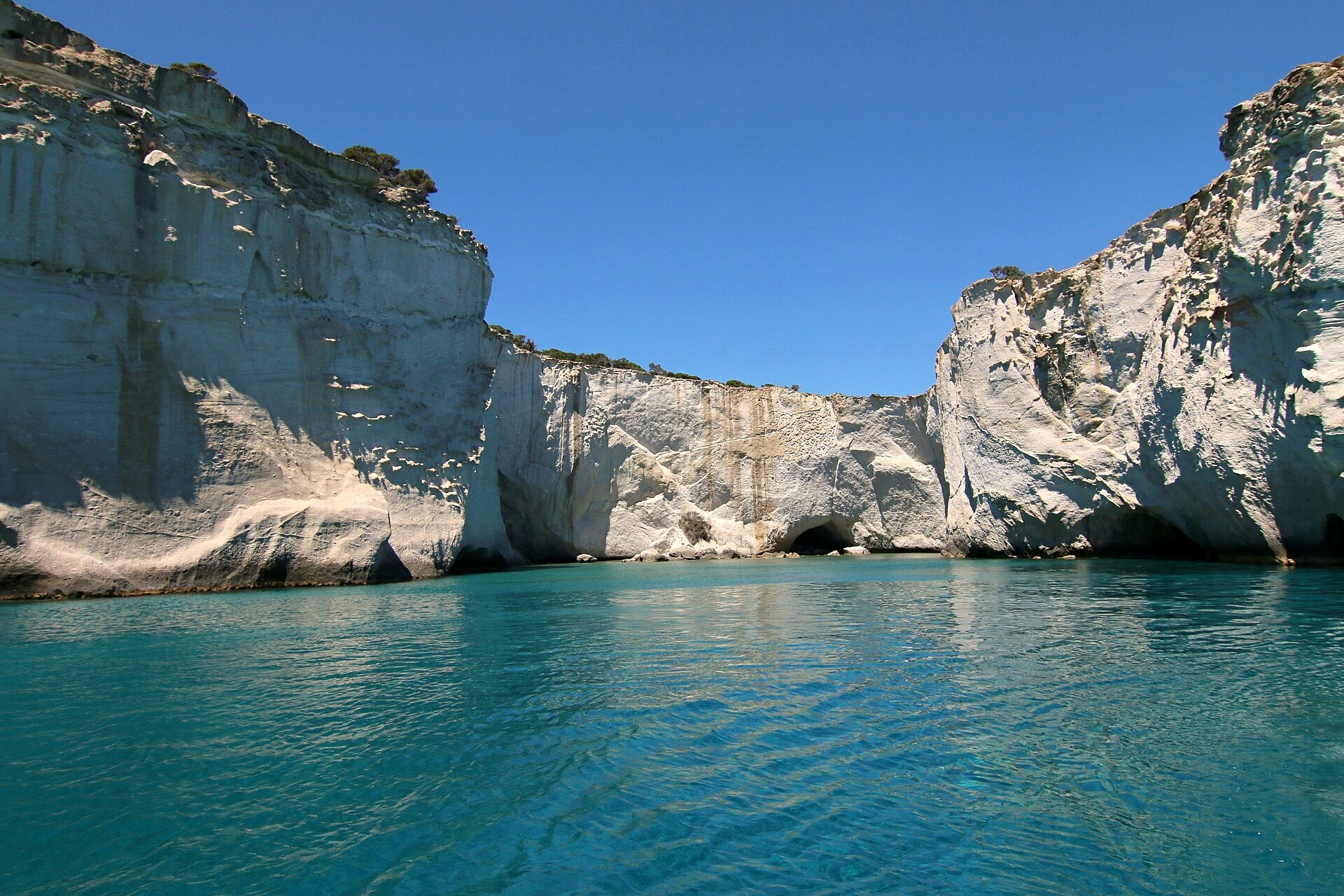 White rocks and sea caves of Kleftiko - Milos, Cyclades - Greece © Zde / Wikimedia (CC BY-SA 4.0)