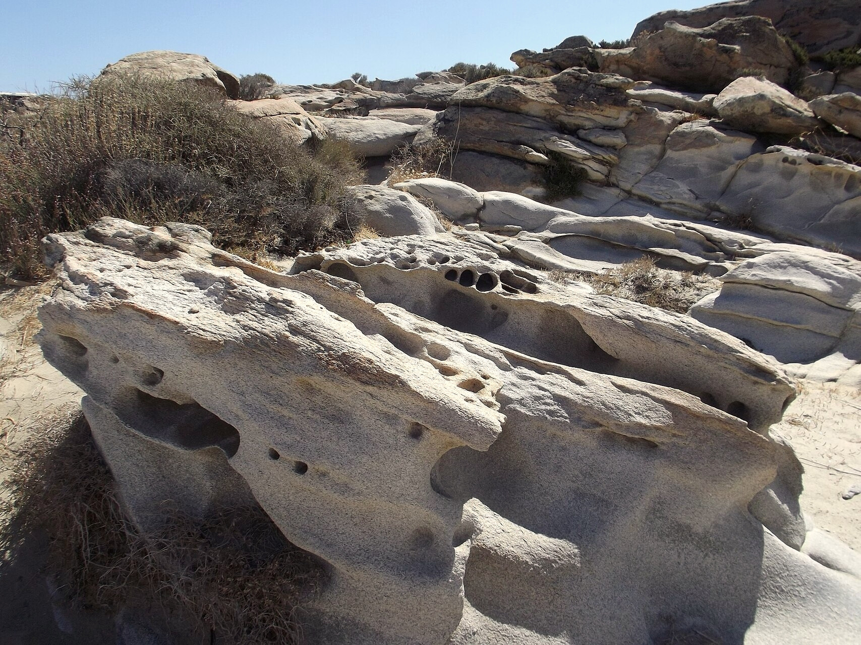 Sculpted granite formations of Kolymbithres - Paros, Cyclades - Greece © Demetria pl / Wikimedia (CC BY-SA 4.0)